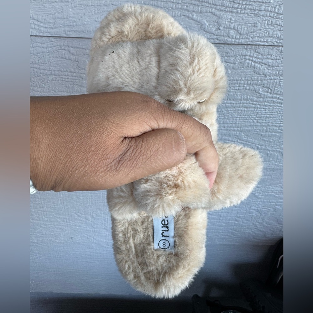 Onque Beige Fuzzy Slippers